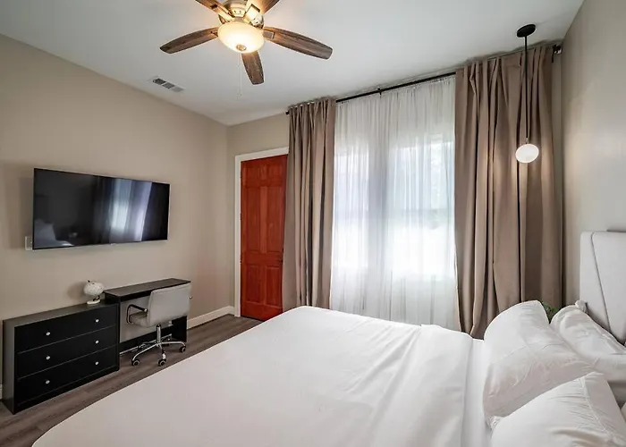 Elegant Home In Gated Community Houston